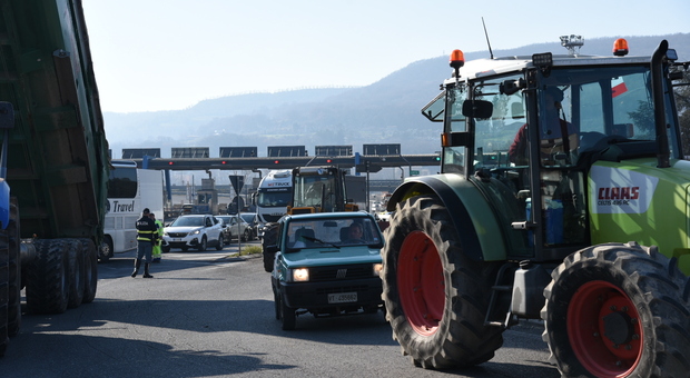 Agricoltori tentano di bloccare (di nuovo) il casello di Orte sull'A1. In Germania bloccati i porti, tensioni in Francia