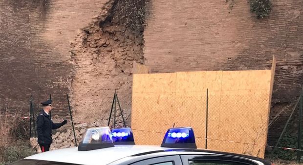 Roma, crolla una parte di mura Aureliane in viale del Policlinico