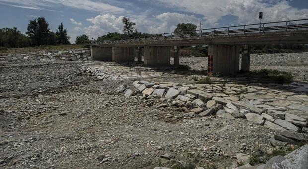 Italia condannata alla siccità: "Durerà fino al 2050". Il fuoco divampa a Termoli e Pozzuoli