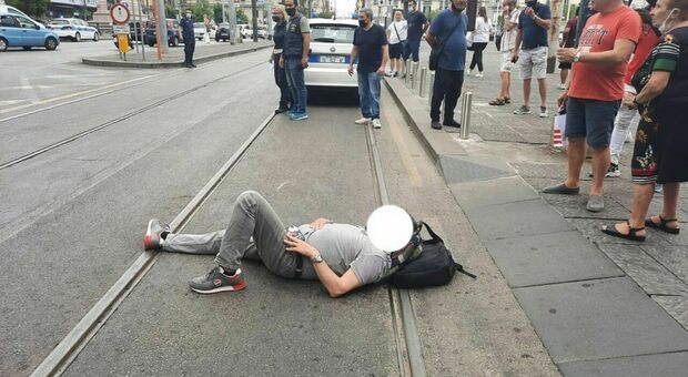 Incidente a Napoli, uomo investito a piazza Garibaldi un'ora a terra in attesa di soccorsi