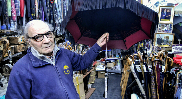 Mario Talarico, il re degli ombrelli di Napoli: «Bacio ogni pezzo che faccio, sono tutti unici»