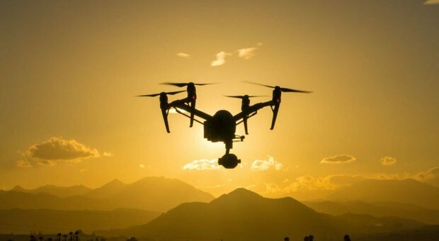 Il drone sparito volava sul web: all'incontro con il finto acquirente irrompe la polizia e scatta la denuncia
