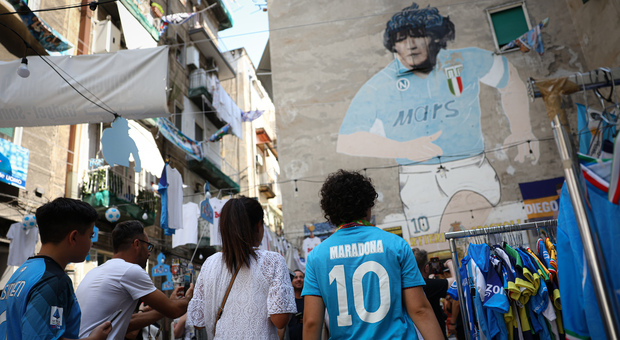 Turisti al murale di Maradona