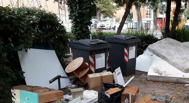 Pesaro, se abbandoni il materasso la fototrappola ti incastra: stretta sui furbetti dei rifiuti