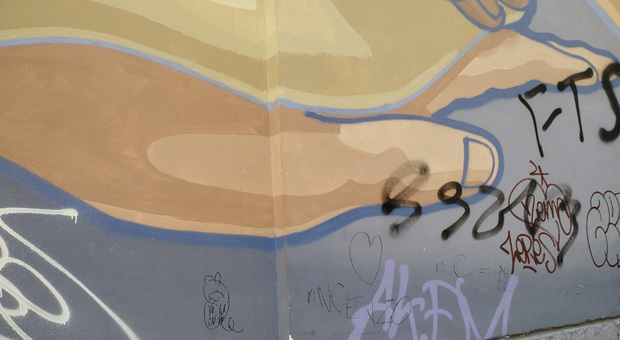 Napoli, murales “Il Gioco” imbrattato: «Costringere i vandali a non nuocere più»