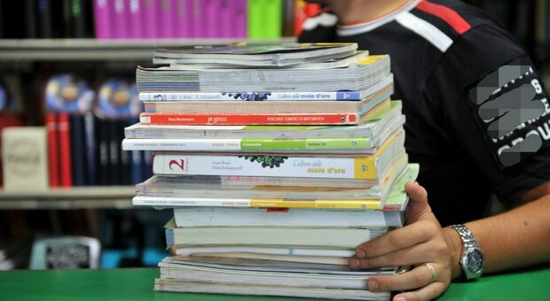 Libri scolastici, genitori costretti a pagarli: «Il Comune ci mette troppo tempo»