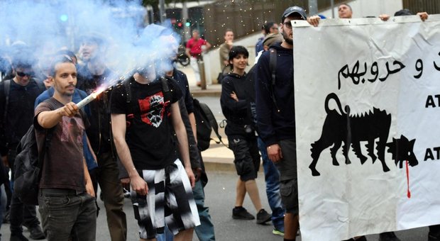 Milano, cinque denunciati a corteo anarchici: avevano bastoni, spranghe e coltello