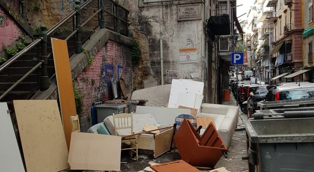 Discarica sui Gradini Forcella a Napoli, l'appello dei cittadini: «Fate pulizia»