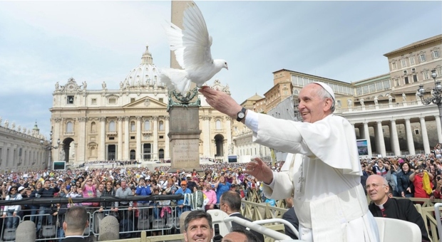 Papa Francesco, 10 anni da pontefice. L'ultimo strappo di Bergoglio è sul celibato dei preti