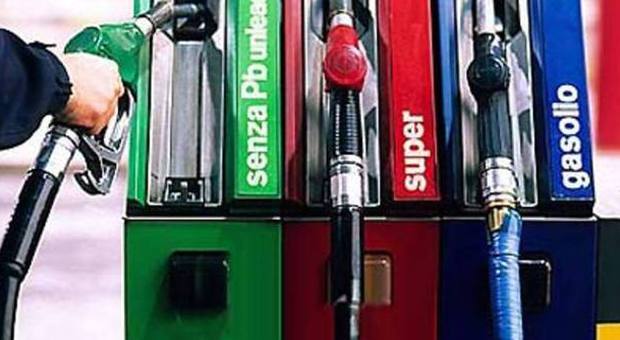 Benzina, prezzi in ribasso: costerà meno. Giù la verde, il diesel e il gpl