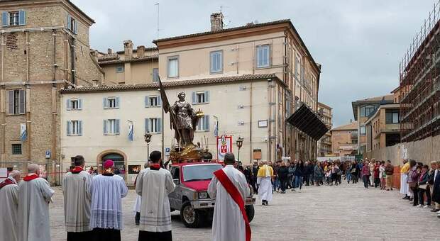 La statua di San Venanzio torna in centro, ridotta la zona rossa per la festa del patrono di Camerino
