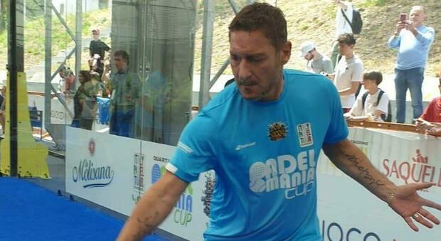 Francesco Totti durante una partita a padel per la Padel Mania Cup a Ortona