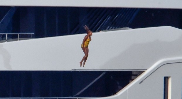 Beyoncé spericolata in Sicilia si tuffa dallo yacht di 9 metri
