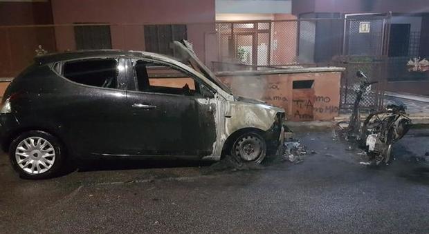 Roma, cassonetti in fiamme: prendono fuoco due auto, un motorino e una motocicletta