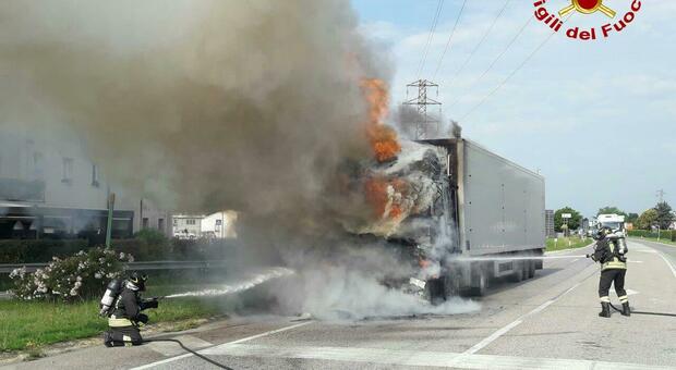 Camion frigo si incendia al semaforo: la motrice in fiamme