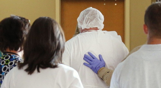 Ebola, ore d'ansia per un medico ricoverato a Roma