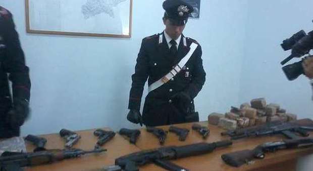 Bazooka, Kalashnikov, bombe e droga 6 arresti dei carabinieri nel Napoletano