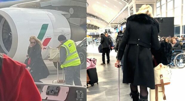 Valeria Marini, i capricci sul volo Palermo-Roma: «Ha preteso due facchini per i suoi due bagagli». Il video dei passeggeri