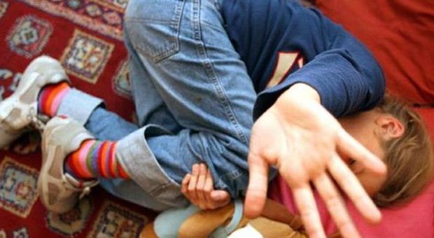 Abusi sessuali sul figlio di 6 anni: mamma a giudizio ad Ancona