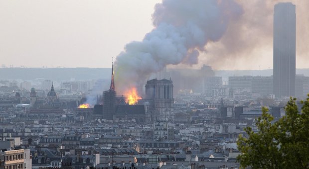 Notre-Dame, il capo dei vigili del fuoco: «Fiamme dal cantiere, come alla Fenice a Venezia»
