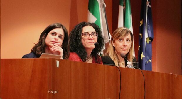 Da sinistra Chantal Bomprezzi, Silvia Venerucci e Paola Castricini durante l’assemblea di ieri