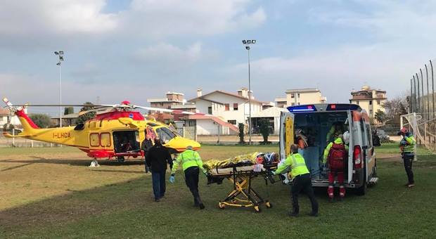 Deltaplano precipita dietro l'asilo del paese, pilota ferito nell'impatto