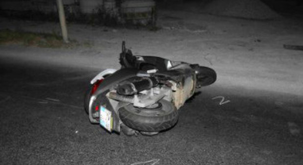 Auto si schianta contro uno scooter e fugge: muore ragazzo. Caccia al pirata