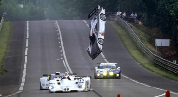 La BMW di Martini-Dalmas-Winkelhock in testa al gruppo a Le Mans 1999 quando la Mercedes di Webber è decollata
