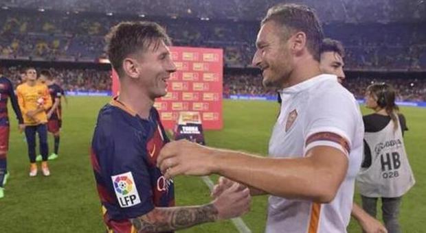 Messi posta le foto con Totti e twitta: «Questo è calcio, che fenomeno»