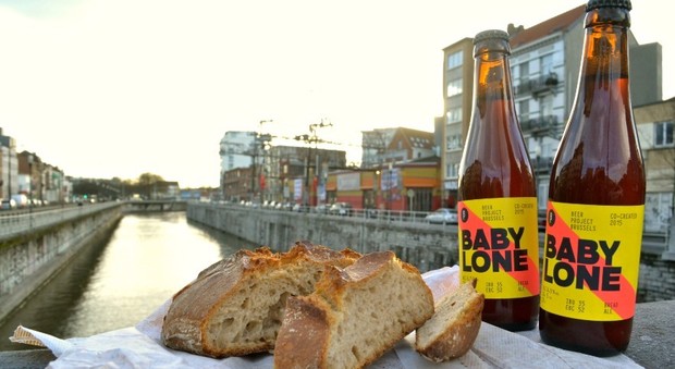 Belgio, la lotta allo spreco passa dal boccale: ecco la birra fatta con il pane avanzato