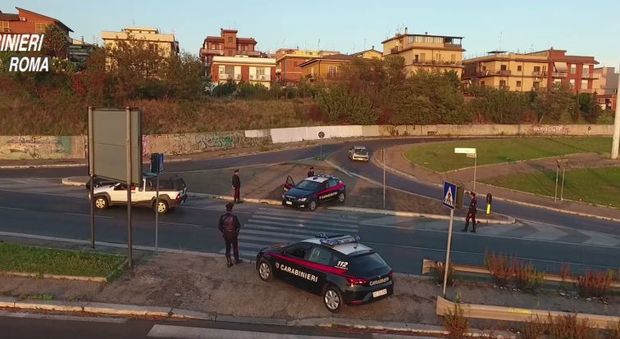 Roma, spaccio, vedette e punizioni fisiche: così l'organizzazione criminale comandava a Borghesiana: 18 arresti
