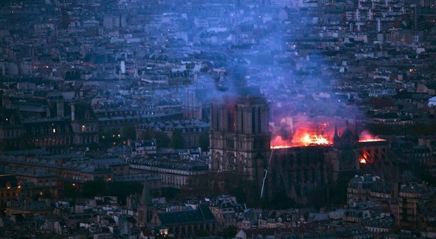 Notre-Dame, il portavoce: brucia tutto, non resterà nulla
