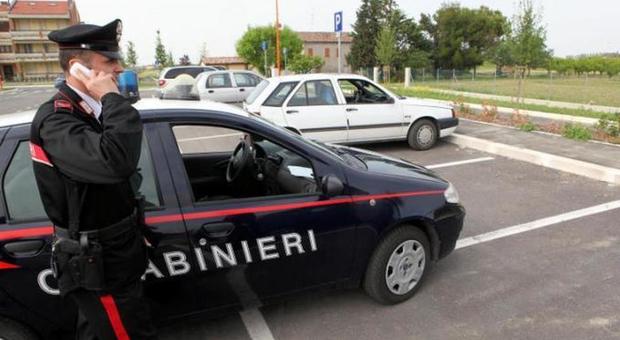 Tenta di investire i carabinieri e fugge, arrestato poco dopo: aveva cocaina e crack in casa