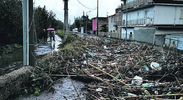 Una diga di spazzatura blocca i Regi Lagni: strade e case a rischio