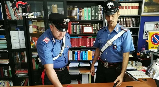 Tenta di rubare sul lungomare: coppia arrestata dai carabinieri