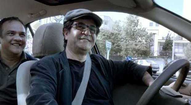 Jafar Panahi alla guida del "suo" taxi