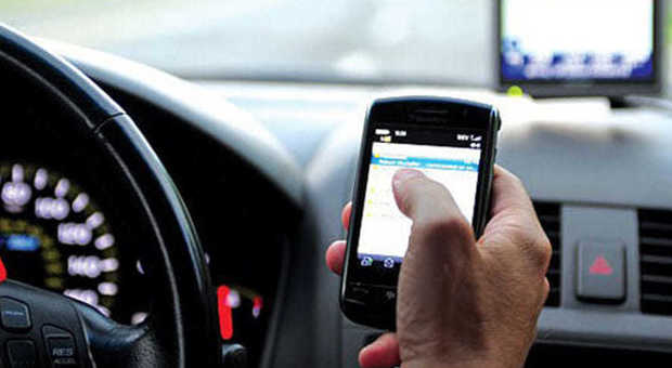 Cellulare alla guida, strage di multe a Fondi agli automobilisti indisciplinati