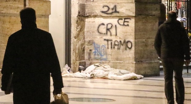 Coronavirus a Napoli, l'appello disperato di un senzatetto della galleria Umberto: «Aiutateci»