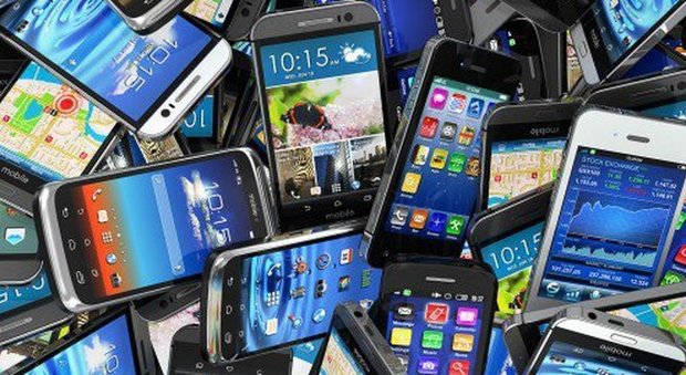 Scovato un mercato nero di telefoni cellulari: denunciato un autotrasportatore