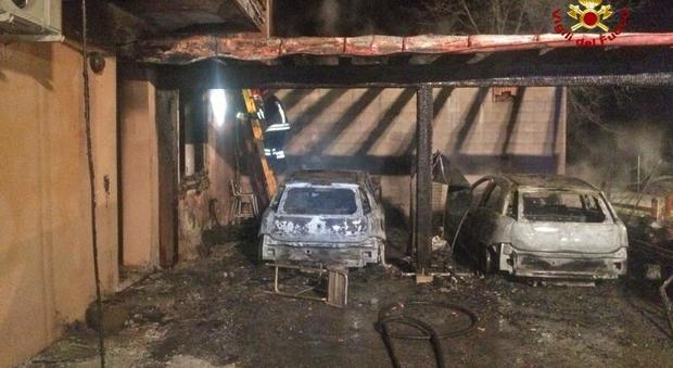 Auto in fiamme nella notte: danneggiata un'altra vettura e la pompeiana