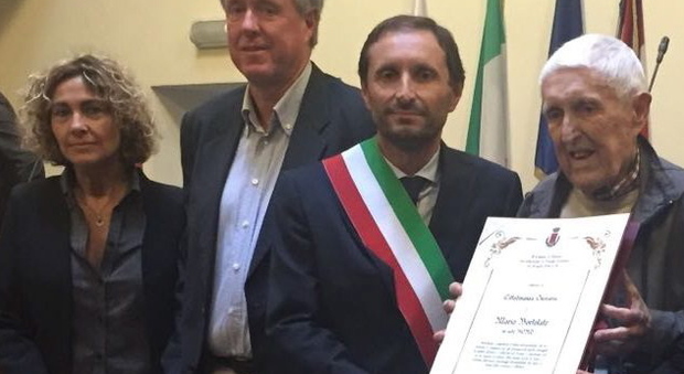 Mario Bortolato "Bort" nel 2016 mentre riceve la cittadinanza onoraria di Salzano, suo paese natale, dal sindaco Alessandro Quaresimin