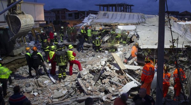 Terremoto in Albania, strage di donne e bambini: altri 9 corpi estratti dalle macerie nella notte