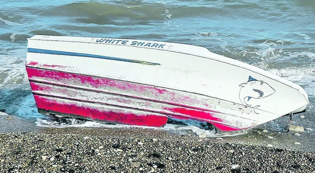 Scempio sul litorale S. Girolamo tra rifiuti e sporcizia. E la barca abbandonata compie un anno