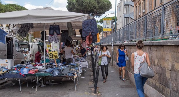 Roma, il Comune cede agli ambulanti: le licenze non decadranno