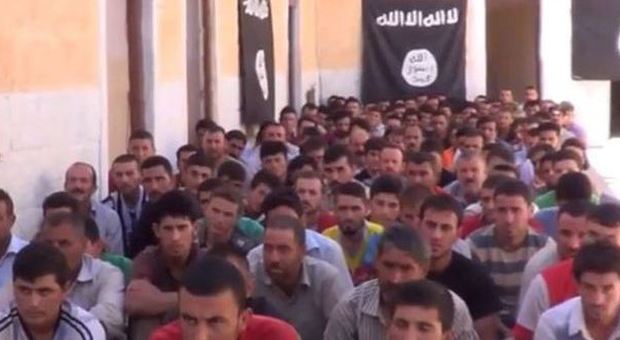 Iraq, centinaia di yazidi costretti dall'Isis a convertirsi all'Islam per non morire: gli jihadisti rilasciano un video