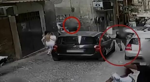 Agguato ai Quartieri Spagnoli, feriti due passanti: diciotto anni al baby killer 16enne