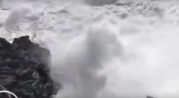 Tenerife, onda gigante si abbatte sulla scogliera e trascina in mare quattro persone: due morti, un disperso