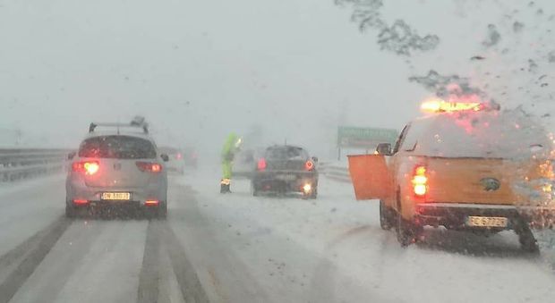 Abruzzo, è arrivata la neve: disagi sulle autostrade Uno spazzaneve finisce fuori strada