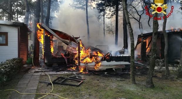 Fiamme nel campeggio: bruciano due case mobili e una roulotte