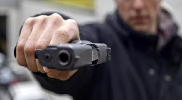 Pistola puntata alla testa: «Fuori l'incasso», rapina a mano armata al minimarket